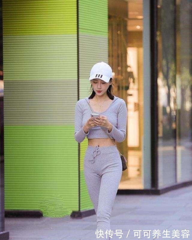 打底裤 灰色低胸上衣搭配灰色七分打底裤,简单又不失仪式感,气质大方!