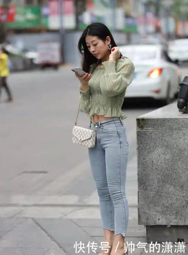 牛仔裤看起来简单而大气,让你穿上后感觉更舒服,彰显优雅的气质