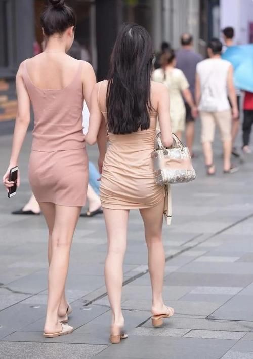 清纯女神穿吊带包臀裙，知性大方有魅力，窈窕身姿不输小姑娘