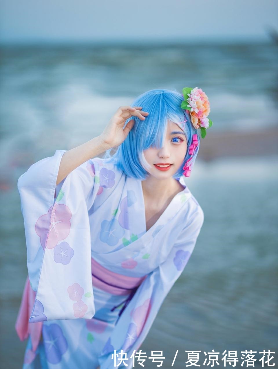 萌妹|Reo蕾姆海边COS,身穿和服眼神无辜,赤着小脚的她邀请你“玩耍”!