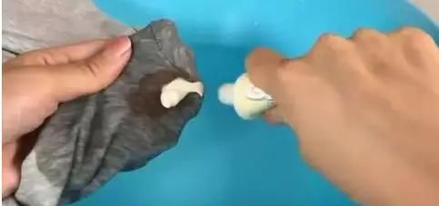 生活小窍门：不管衣服上还是床单上，再顽固的血渍，用这招一洗就掉，超实用
