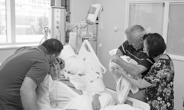 克雷格|母亲苏醒后亲吻被冰冻21天的孩子,将其做成戒指戴在手上