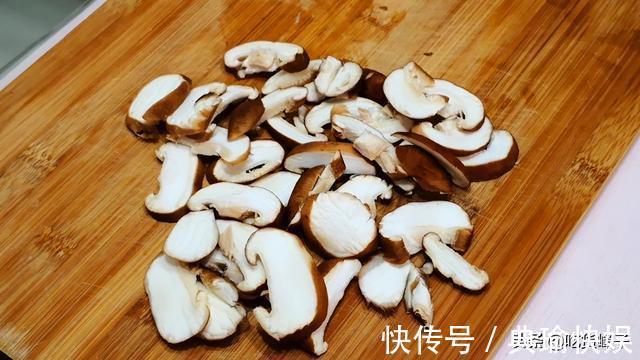 晓峰|炒香菇到底要不要焯水,以前没注意,难怪香菇不入味,味道不鲜美