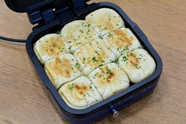 1锅南瓜馅包子2种吃法,软嫩酥嫩让人惊喜,老妈夸我真会吃