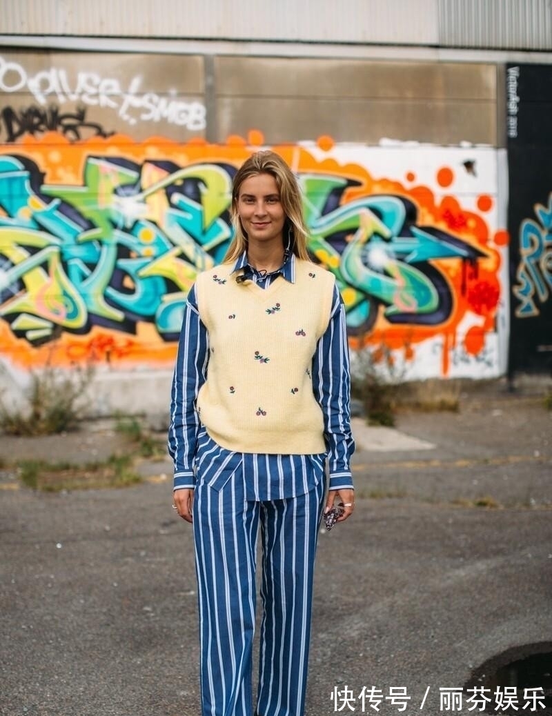 风格 今年流行“奶奶”的针织背心,配衬衫就挺好看,街头潮人都在穿