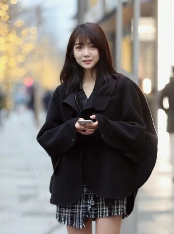 街拍:两位时尚小美女,走在人群中,就是最养眼最出众的