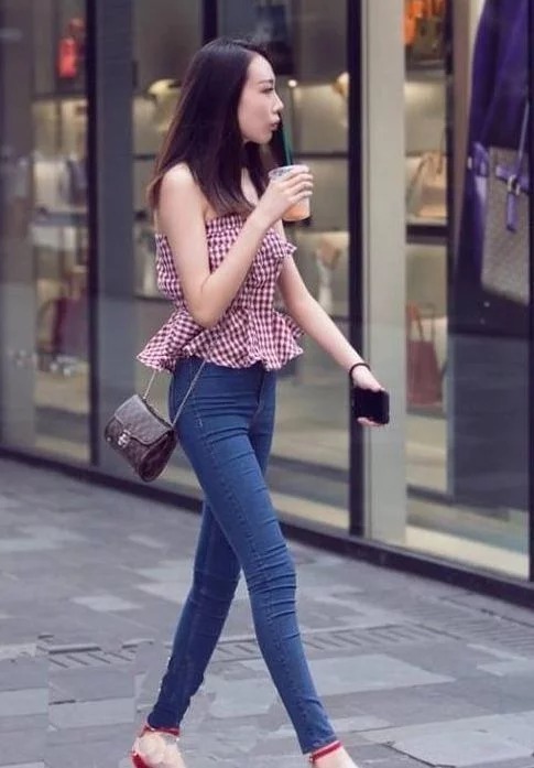 街拍：身材高挑的美女，印花裙格外显眼，大长腿实力抢镜