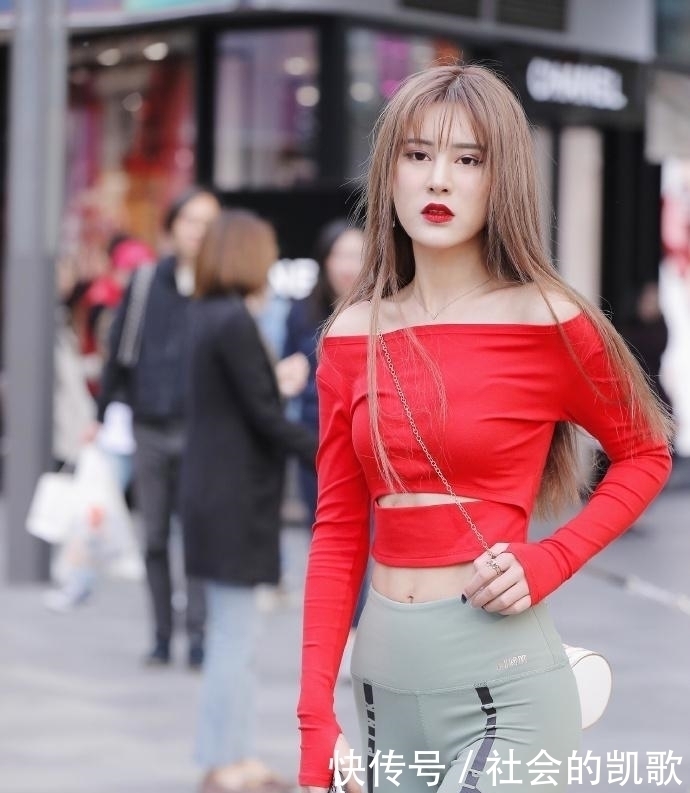 运动裤穿得这么合身，应该是大户人家的小姐姐吧？