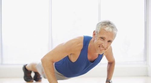 男人|常做俯卧撑好处多,那么一天练习多少个比较好呢