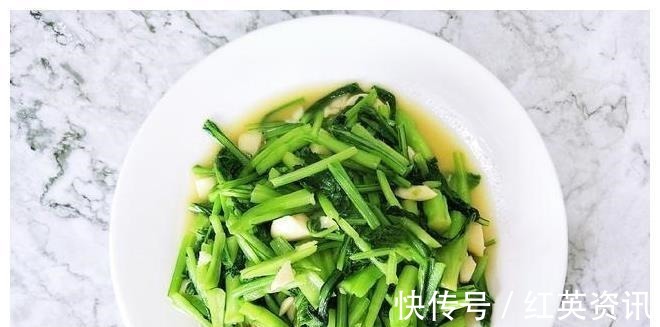 不管炒什么青菜,掌握1个小技巧,菜叶绿得发亮,不变黑