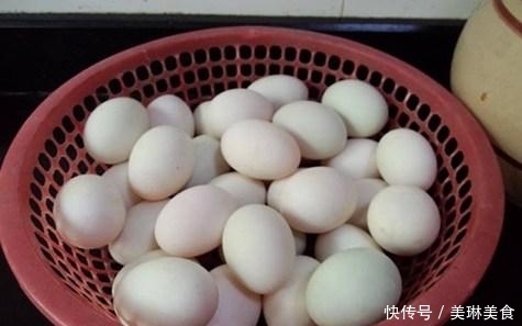 夏天|夏天就要自制咸鸭蛋,沙酥流油,营养丰富,空口吃才过瘾!