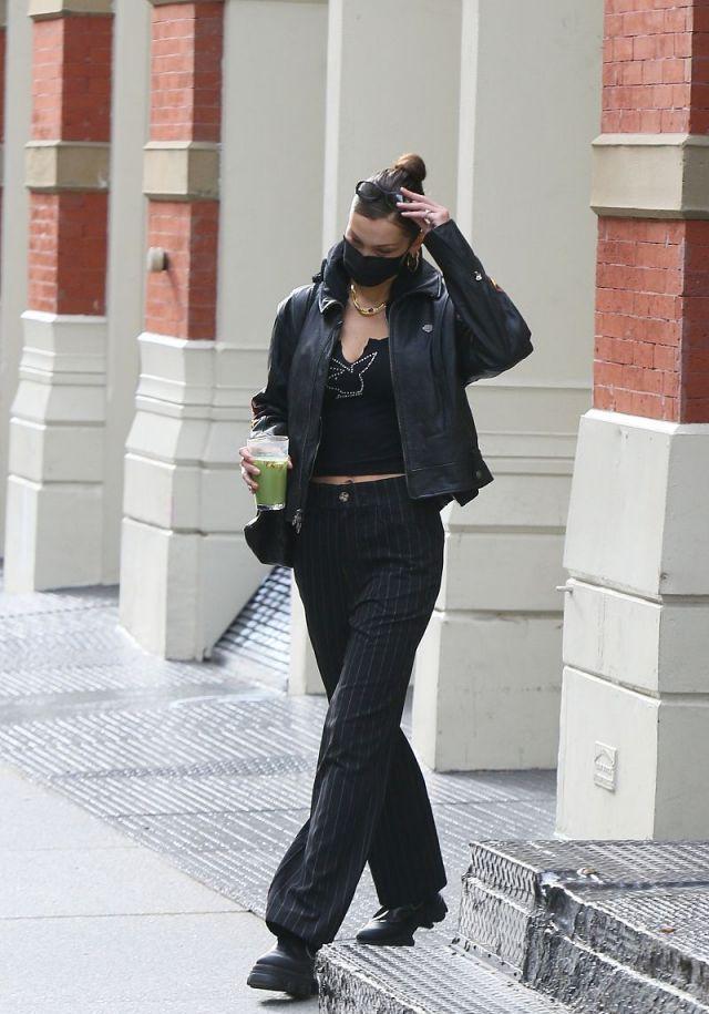 贝拉|贝拉哈迪德穿黑色皮衣搭配黑色条纹裤, 扎丸子头, 又酷又拉风