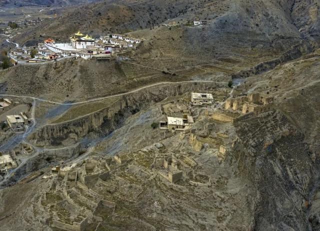 凝聚冰川、古道、湖泊、雪山、草原和古文明的康巴腹地