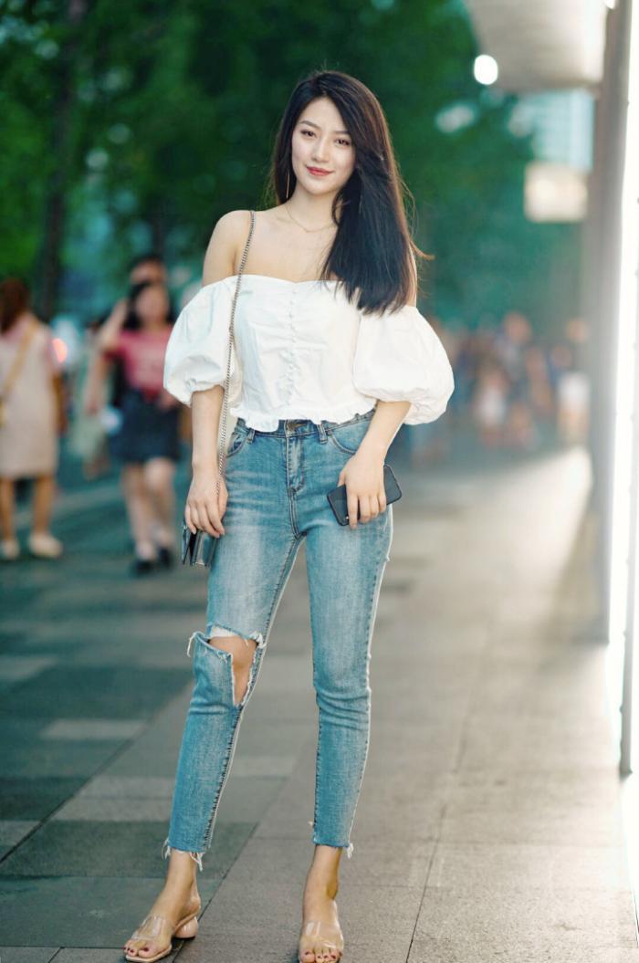 街拍高挑的身材,绝佳的气质,搭配牛仔裤便是最好的搭配