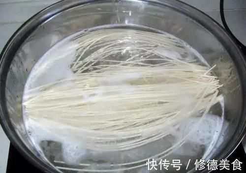 焯水|煮面条时，到底要不要“焯水”？很多人都做错了，难怪面条不好吃