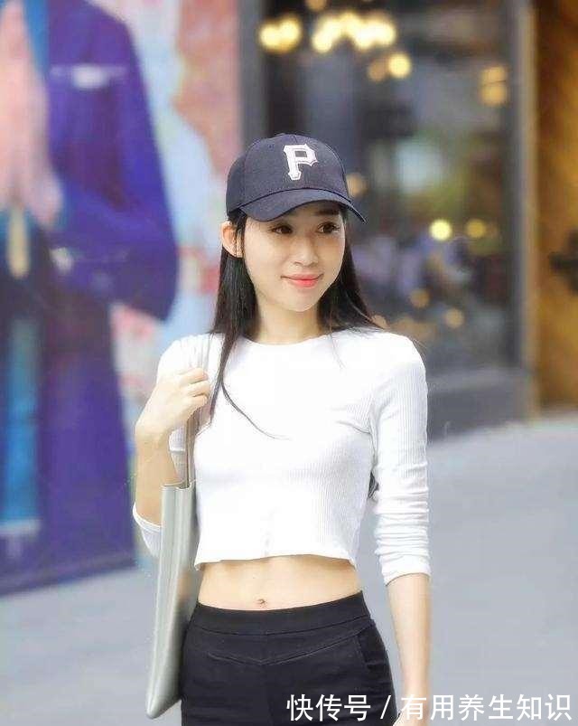 搭配 黑色背心搭配蓝色打底裤,深浅色系搭配,高挑又好看!