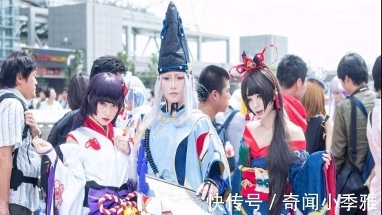 浓妆艳抹|日本街头的姑娘,浓妆艳抹,身上有一种“奇葩”的二次元感觉