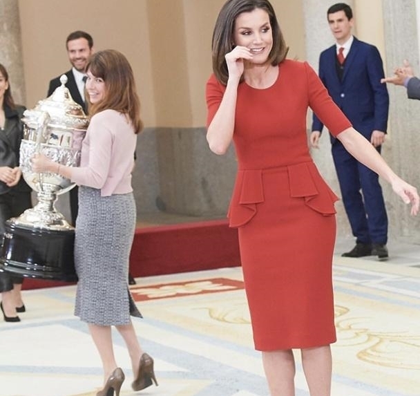 西班牙王后3穿4年前红裙,换掉浓妆散开头发太气质,更具王室风范