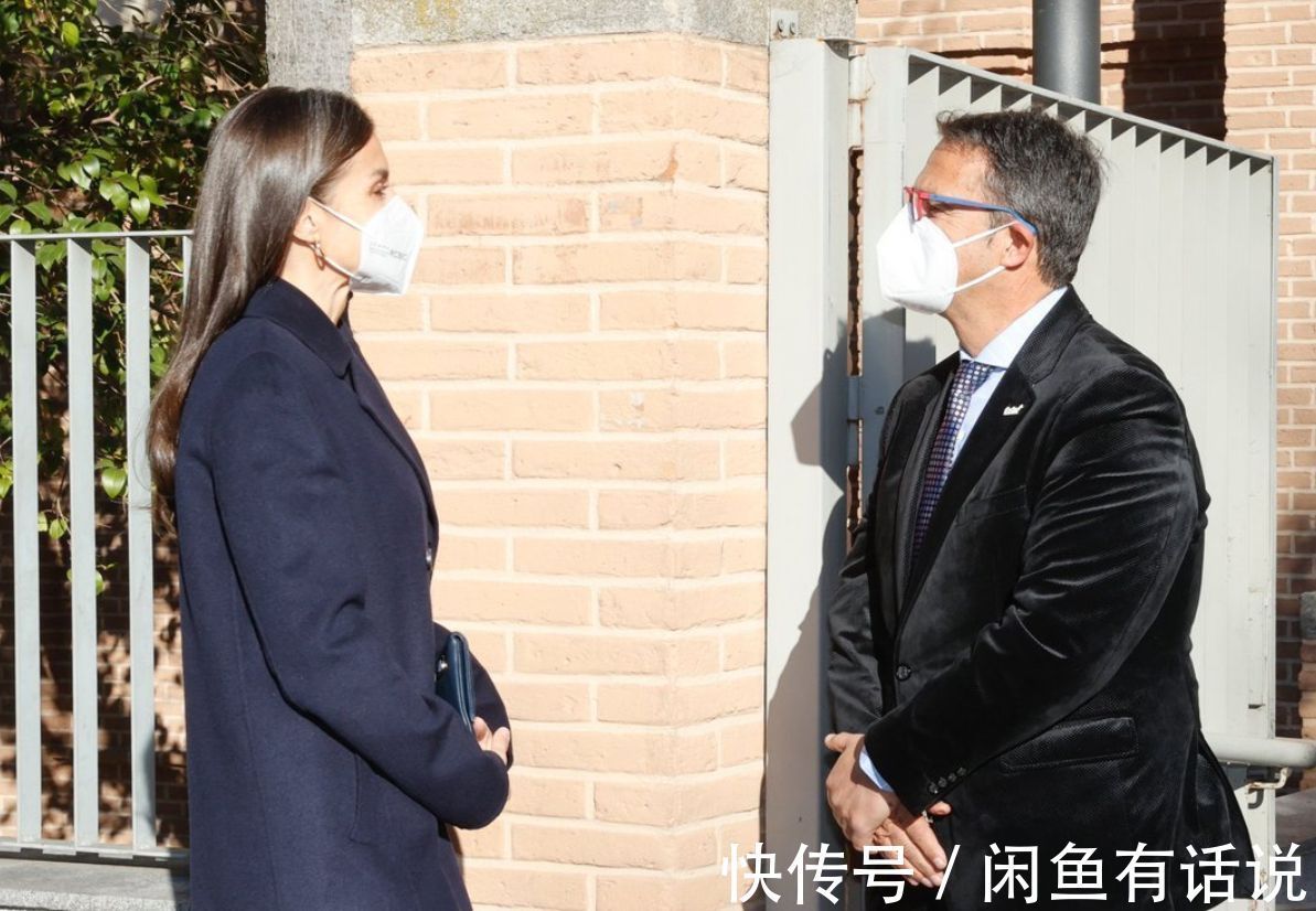 协调感 西班牙王后无惧衰老,大衣里裹西装保暖到位,白发明显气质也高贵