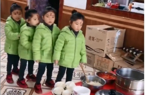 多胞胎|生了四胞胎女儿,每天吃饭都是“大场面”,网友:爸爸好幸福