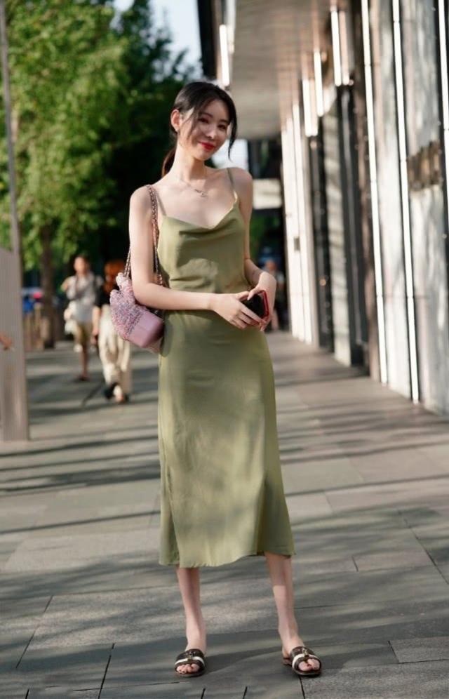 街拍:一起逛街的时尚姐妹花,连衣裙与牛仔裤的搭配各有风姿