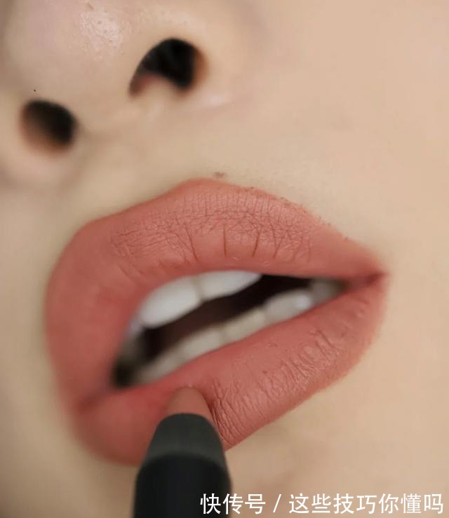 断货王 2021口红别再涂红棕色了,今年流行奶棕色,显白高级又优雅!