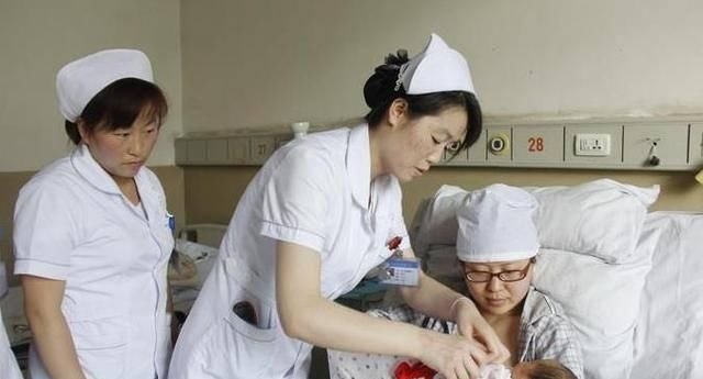 初乳|新生儿第一口,应该是先喝水,还是吃母乳?这一点对宝宝很关键!