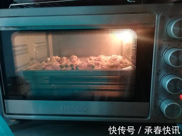 芝士香葱面包迷你披萨，食材简单味道绝佳，一点都不费劲