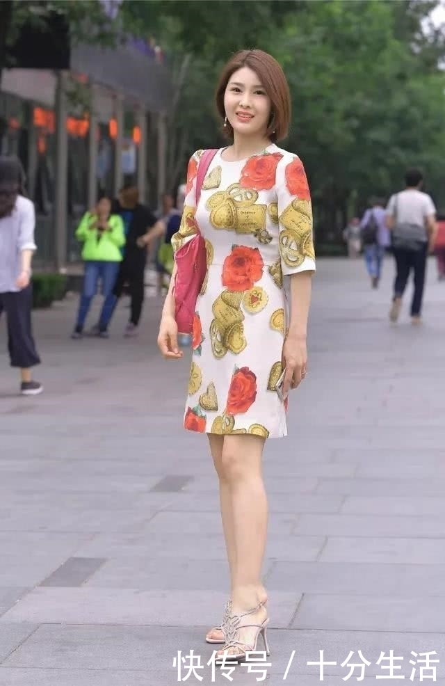 路人街拍，牛仔裤凹显出美女的腿部线条，显得她更加有气质