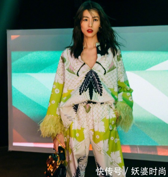 单品|“大妈凉鞋”成新潮单品，圈内女星都在穿，你没有就low了