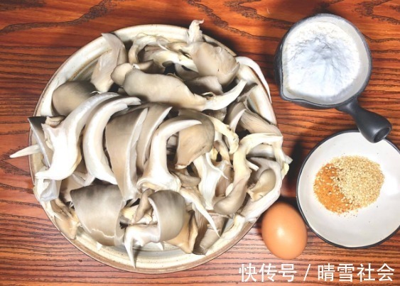 干炸蘑菇怎么做才酥脆?牢记3窍门,干香酥脆味道好,回回吃不腻