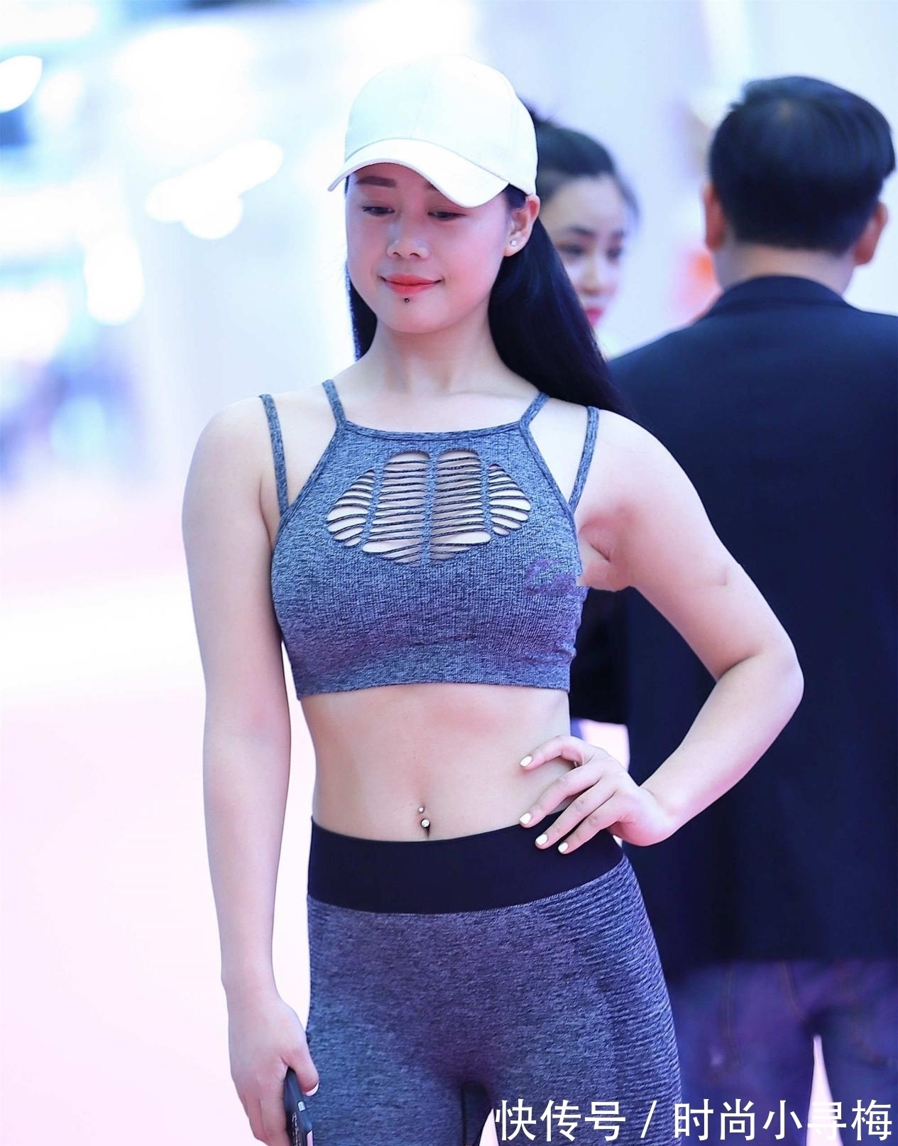 运动套装 深蓝色运动套装,搭配白色遮阳帽,简单大气,时尚有范