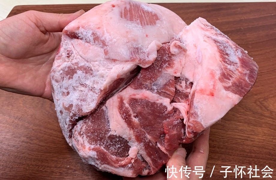 从冰箱拿出的冻肉,记得不要加水泡,教你一招,吃起来跟鲜肉一样