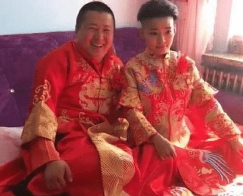 “最帅新娘”走红，婚礼就像拜把子，网友调侃：娶了个兄弟进门