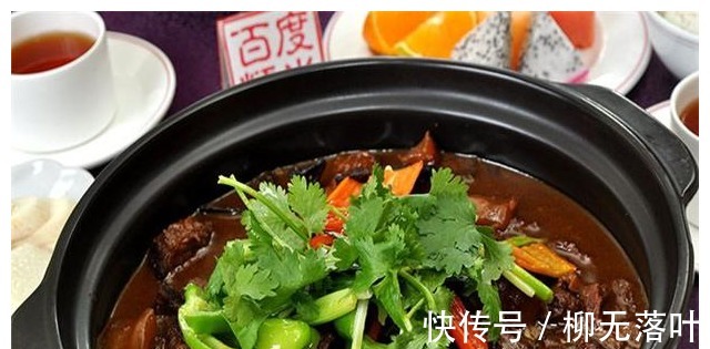 牛腩|冬日最佳的小火锅，砂锅来做萝卜牛腩蘑菇煲，开锅后食材像在跳舞！