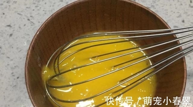 孩子想吃蛋糕不用买,这样做免烤箱,不打发,入口即化,特好吃