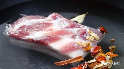 年夜饭的压轴菜，几样时蔬简单一切，用五花肉端上桌，看着就喜庆