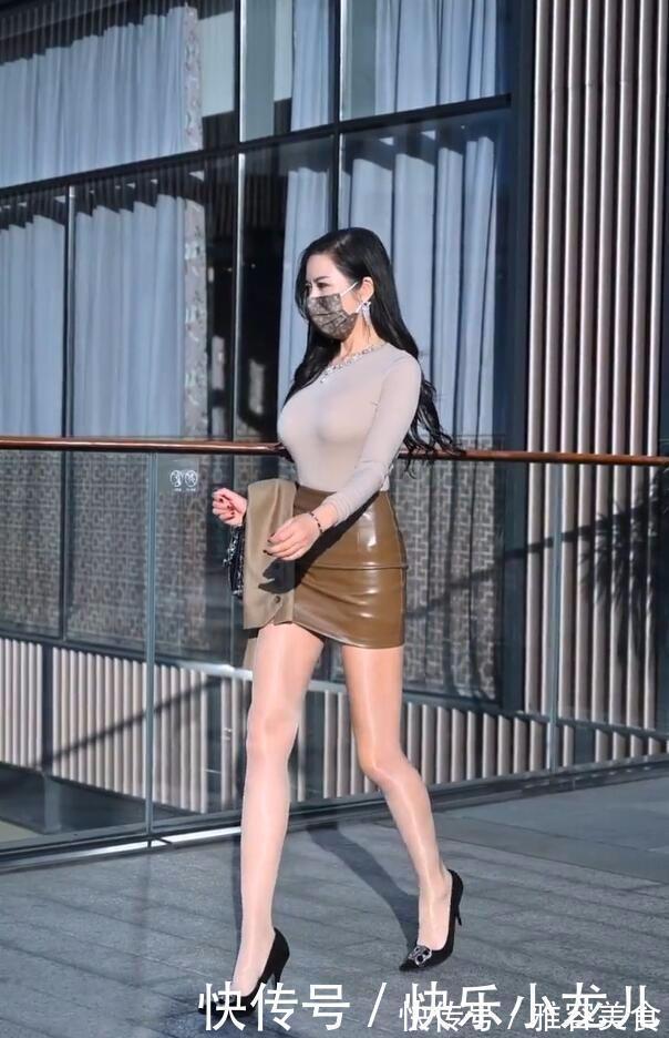 轻熟 半身皮裙美女真有质感,穿搭出一种女神质感,尽显别样的风情