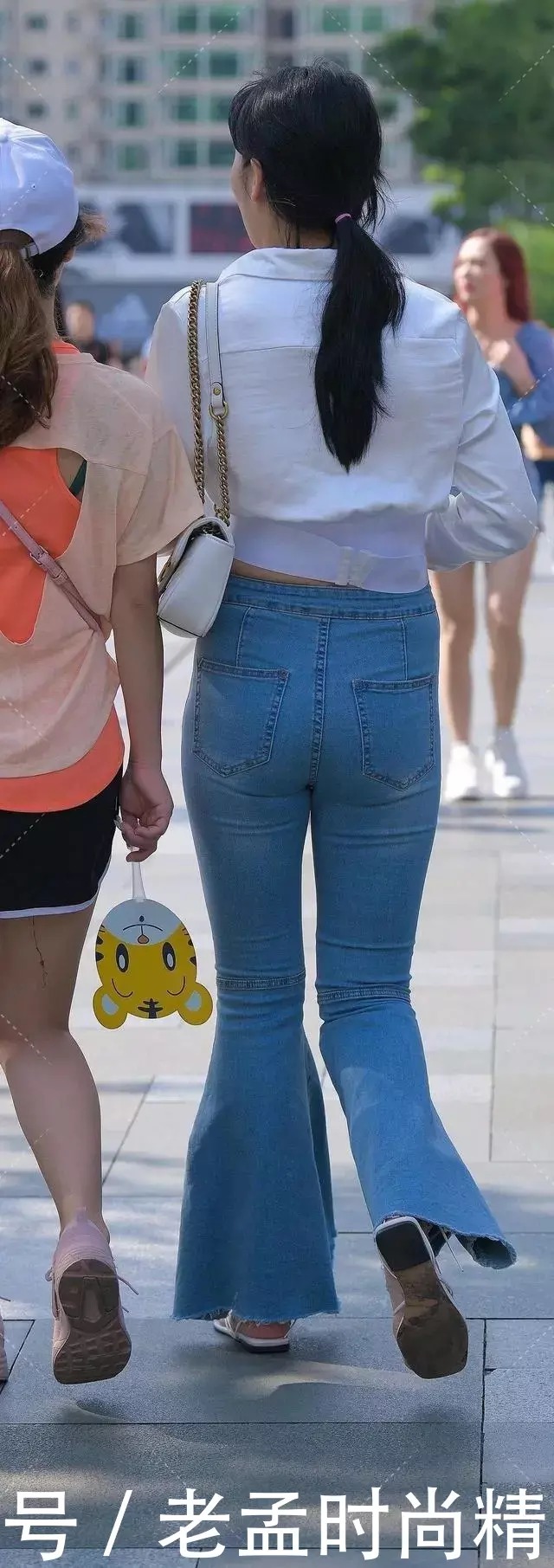 街拍时尚: 高腰紧身牛仔裤, 微胖妹子清纯十足, 优雅万分