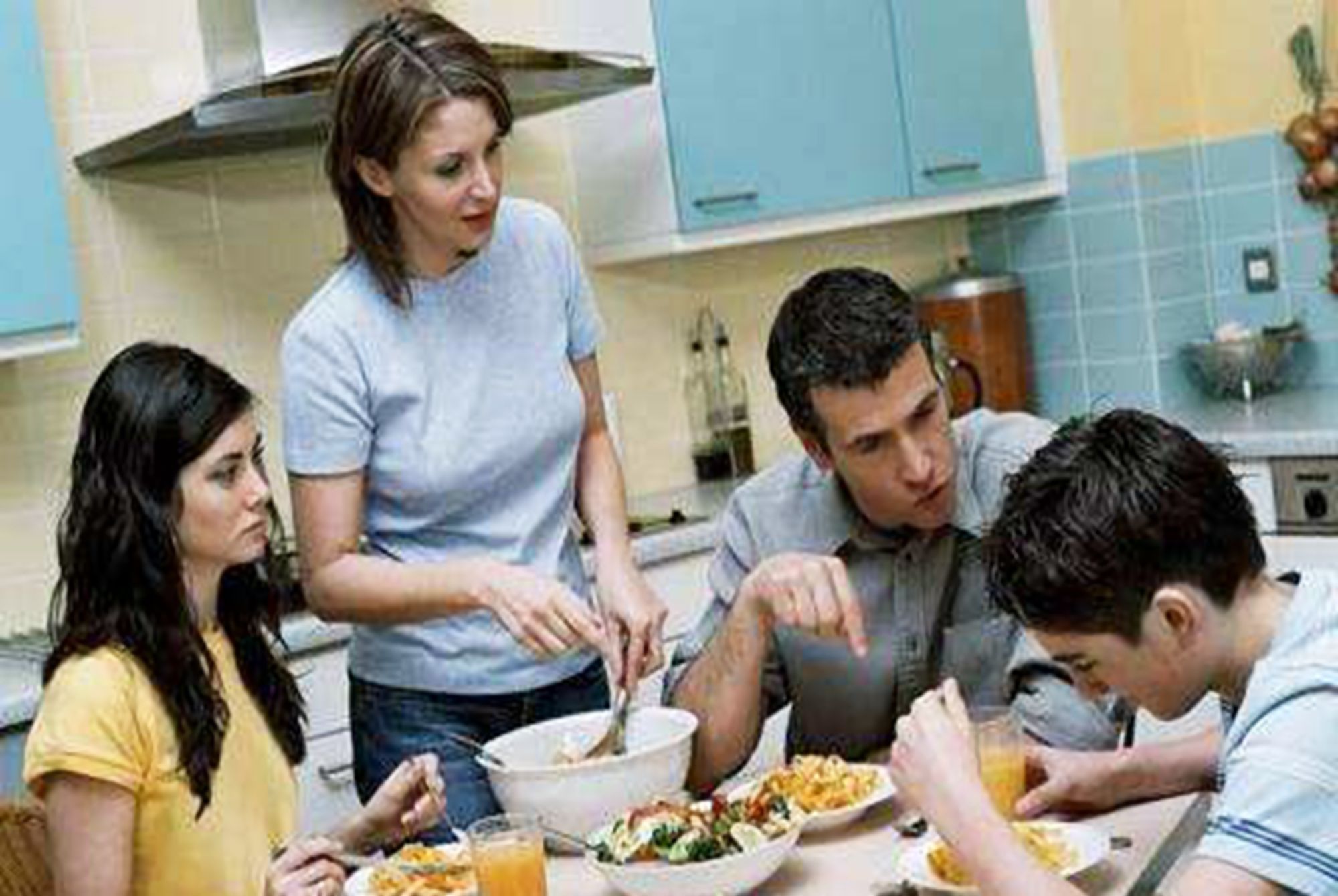 餐桌礼仪|孩子是否情商高,从餐桌上就能看出来,有这三种表现的娃赶紧纠正