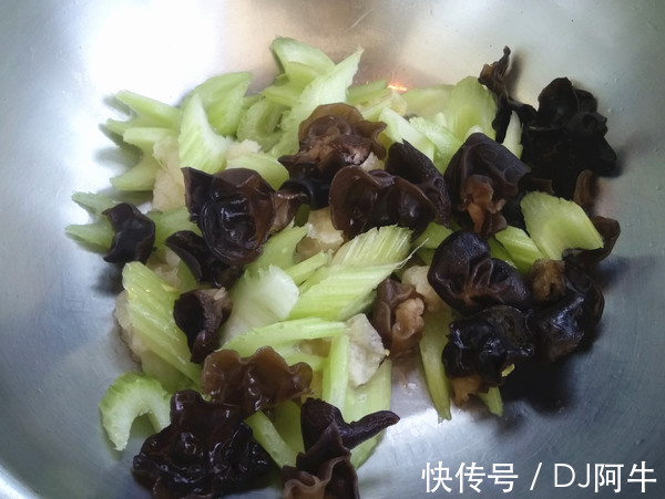 西芹|它是天然“碱性食物”，常吃口气不臭，秀发乌黑，皮肤细腻有光泽