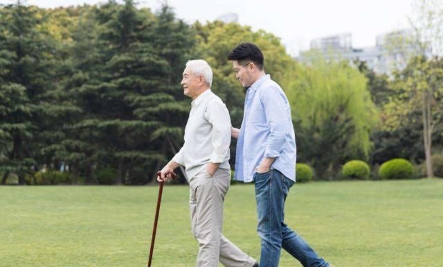 血液稠,血管硬,养成3个习惯,学会2个动作,冲净血栓,通血管