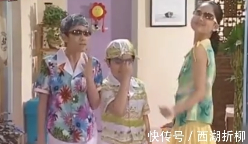 杨超越崩溃大哭后，杨紫也失控落泪，下意识躲避擦拭，被镜头怼拍