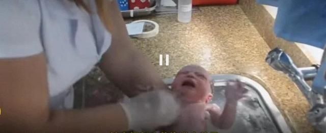 护士|护士给新生宝宝洗澡，手法跟洗菜一样随意，放水龙头下直接冲洗