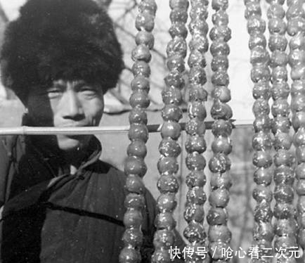 冰糖葫芦|老照片:旧时人们吃冰糖葫芦,好大一串!