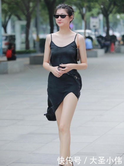 美女街拍小姐姐穿黑色吊带开叉裙,搭配墨镜尽显摩登女郎气息