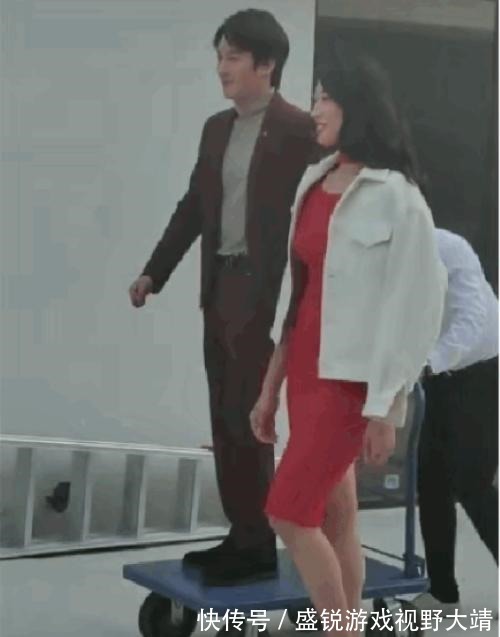 男演员|男演员站在拖车上与刘晏含拍戏!如何消除身高差距,成龙给出答案