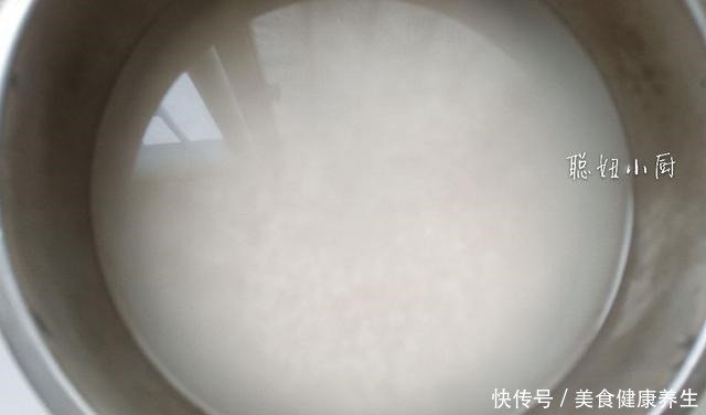 最近孩子最馋这锅饭,饭菜一锅出,省事简单,孩子吃得香,身体棒