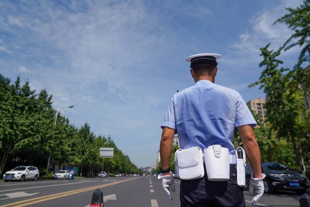 成都|成都高温天气“变脸” 执勤交警从“焦警”淋成“浇警”