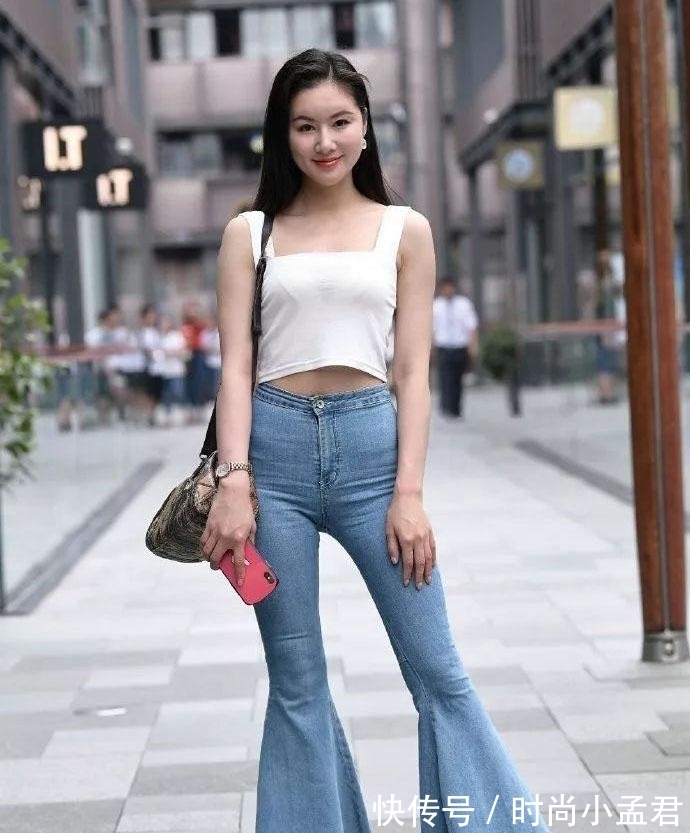 穿法 初秋牛仔裤的别样穿法,气质女生喜欢的裤装搭配,简单时尚有气质